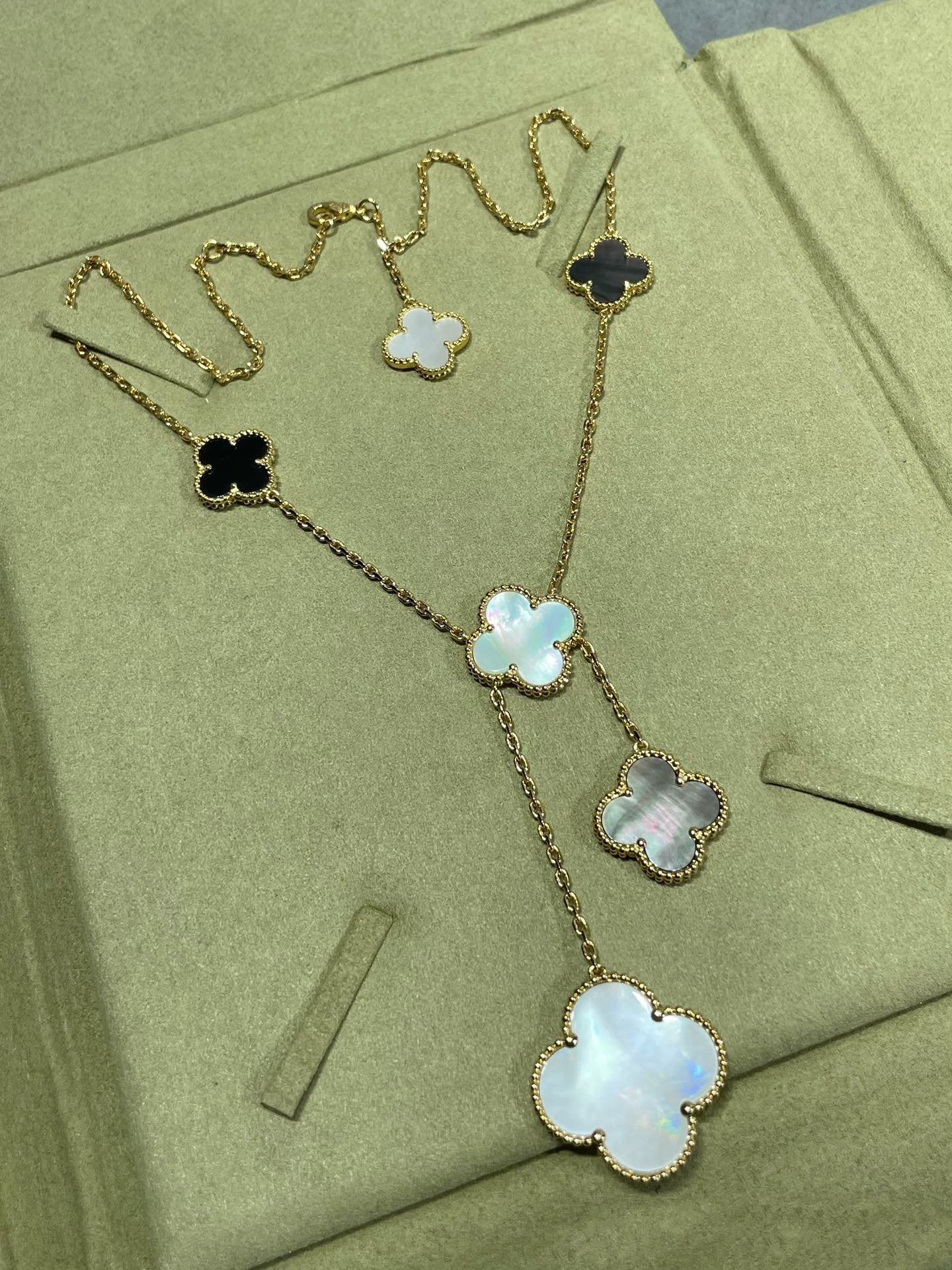 [⭐JeweliWhal]CLOVER 6 MOTIF MOP ONYX GOLD NECKLACE