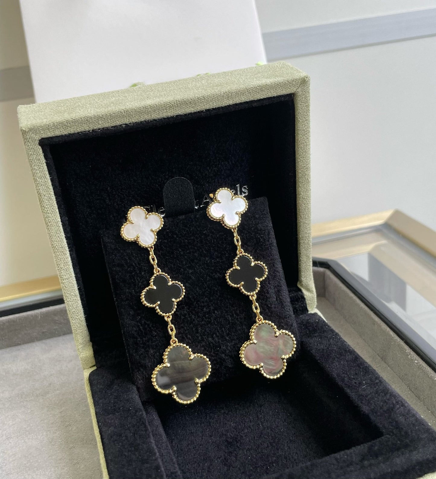 [⭐JeweliWhal]CLOVER 3 MOTIF MOP ONYX DARK MOP PINK GOLD EARRINGS
