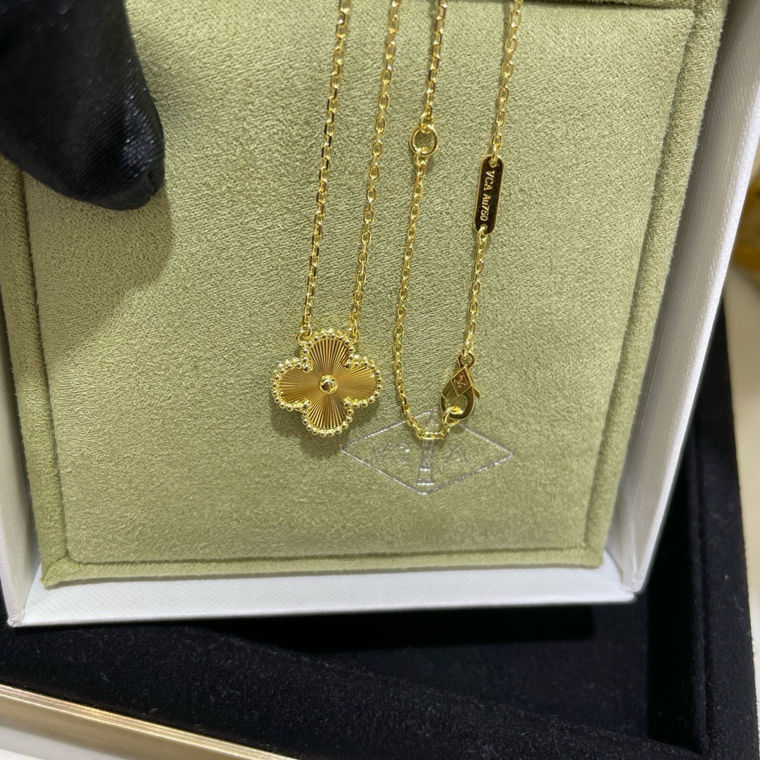 [⭐JeweliWhal]CLOVER 15MM LASER NECKLACE