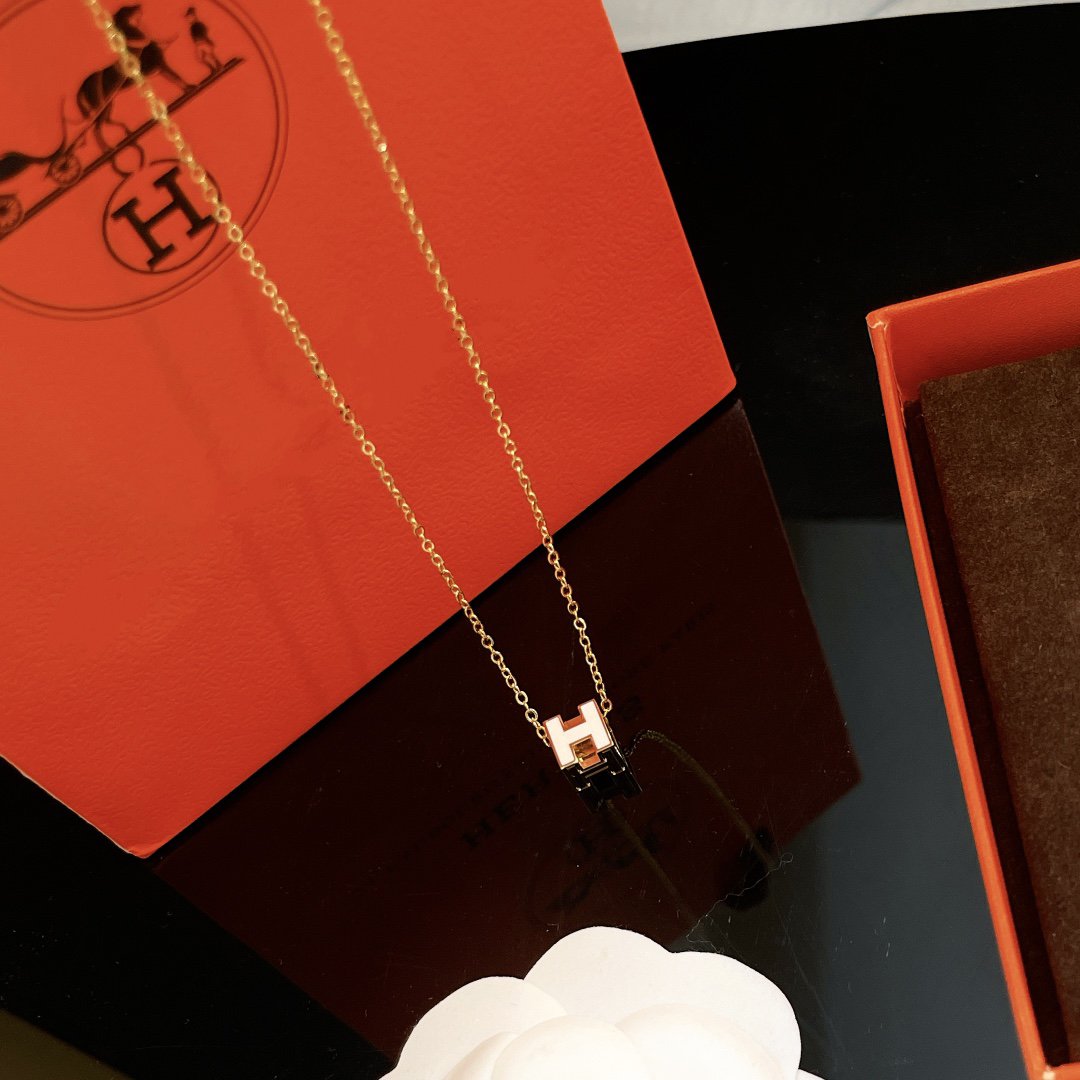 [⭐JeweliWhal]H WHITE SQUARE GOLD NECKLACE