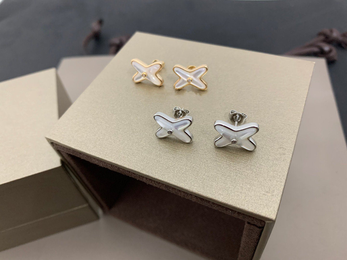 [⭐JeweliWhal]JEUX DE WHITE MOP SILVER DIAMOND EARRINGS