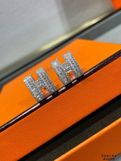 [⭐JeweliWhal]H STUD EARRINGS WITH SILVER DIAMONDS